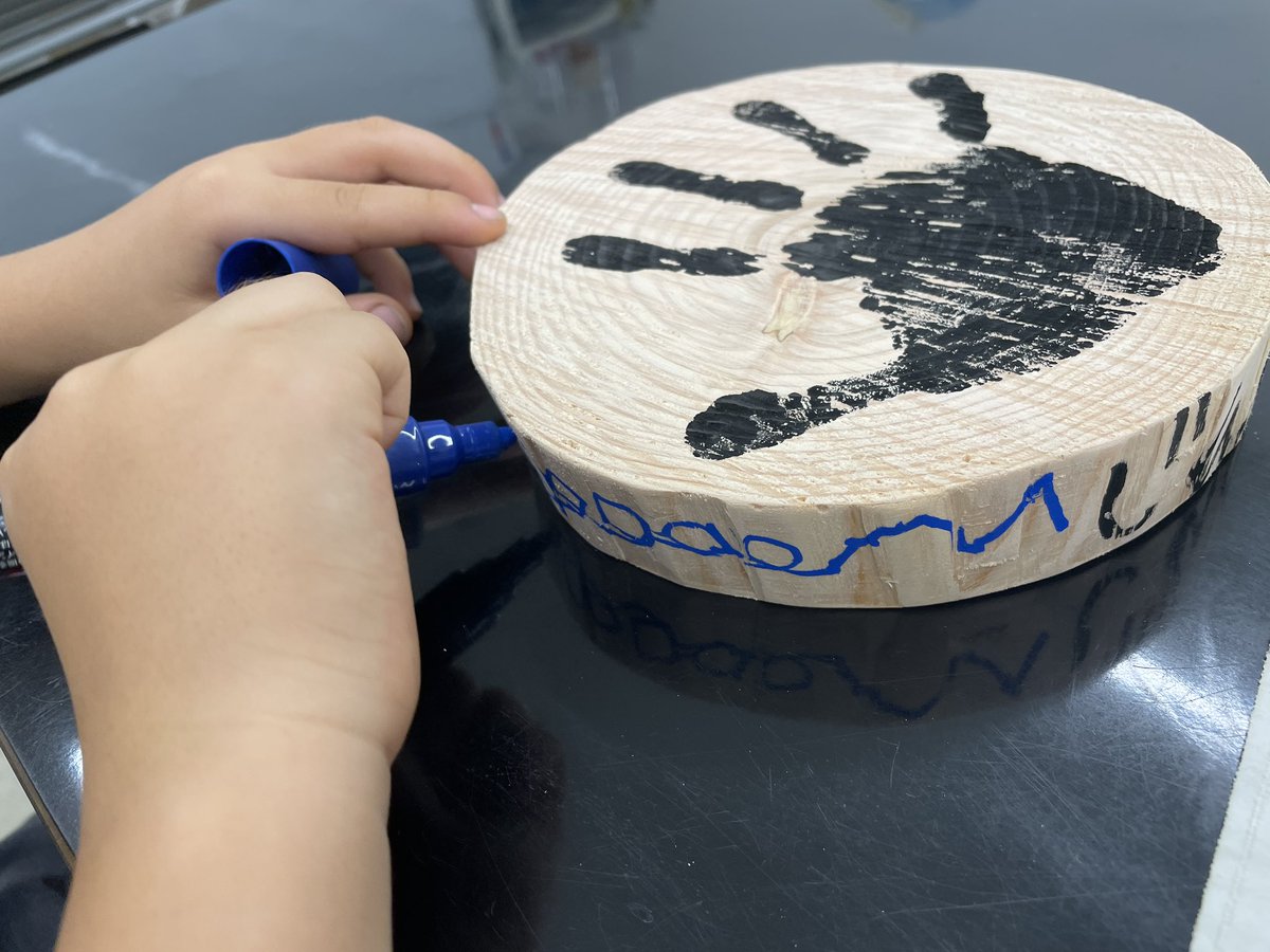 今日の森林×書道教室
「年輪から学ぶ樹木の成長」

・これは木？草？
・木と草どっちが先に生まれた？
・木の太さで樹齢を調べられる？

などなど…、樹木の成長についてクイズ形式で学び、木の成長の歴史が刻まれた年輪の上に自分の成長も記録しました！