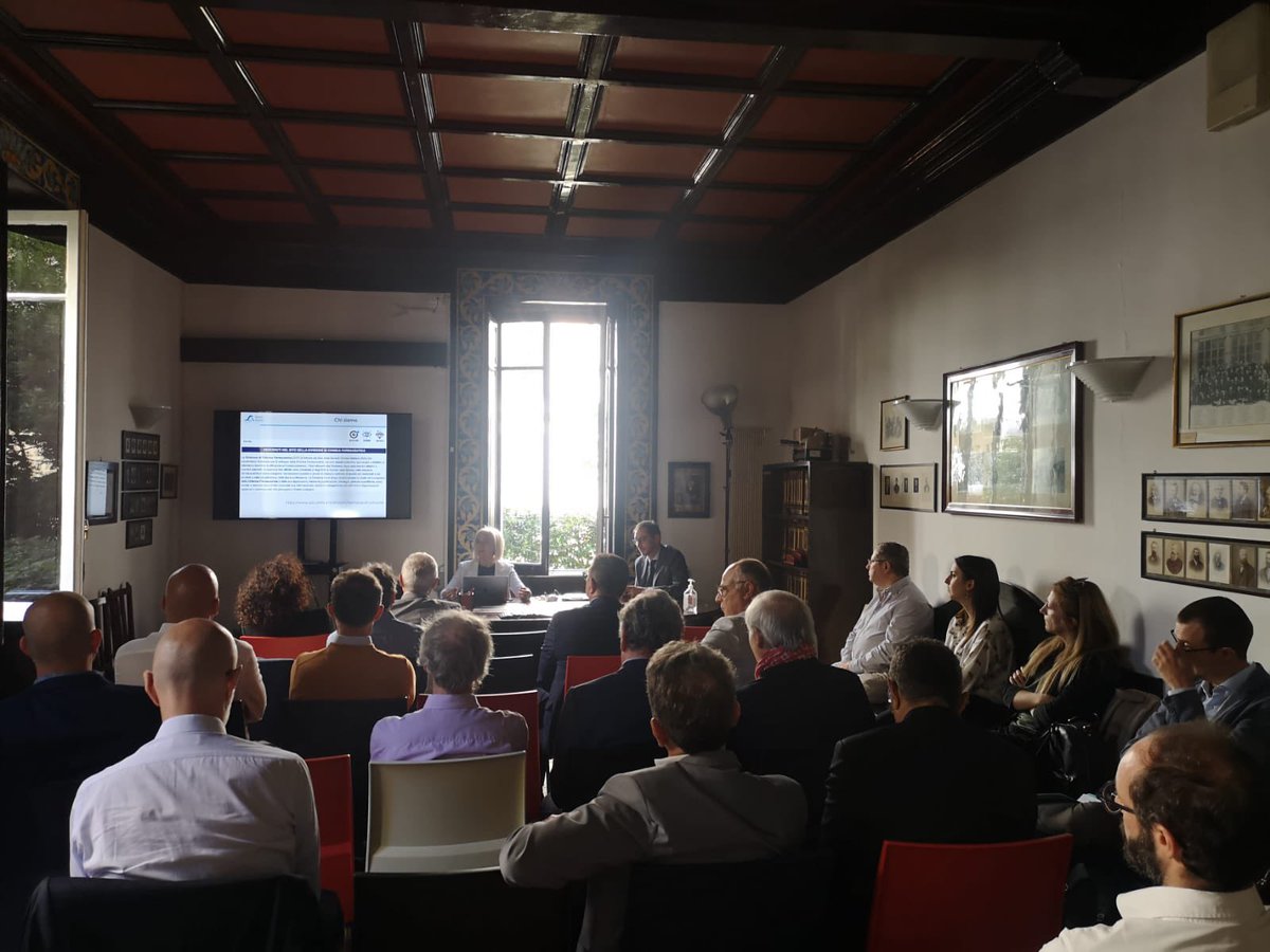 DCFSCI's tweet image. Saluti dal Presidente della SCI @GMFarinola e della nostra Presidente @mlbolognesi all’apertura del Tavolo della Chimica Farmaceutica presso la sede @SocChimIta a Roma 

—&amp;gt; stay tuned #medchem #chemistry #chimica @SciGiovani
