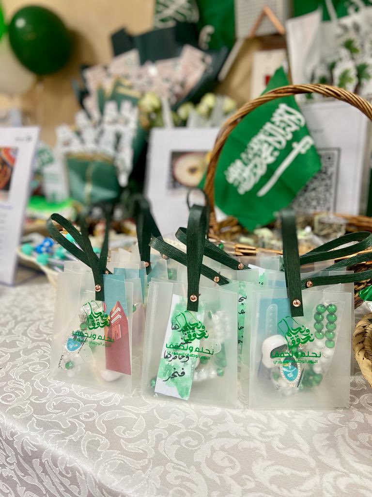 Design_Tu1's tweet photo. مقتطفات من فعالية سارعي للمجد والعلياء 🇸🇦💚🇸🇦 
#اليوم_الوطني_السعودي
#جامعة_طيبة
#كلية_علوم_الأسرة #نادي_تصميم #عمادة_شؤون_الطلاب #ترجم_افكارك 
@dosataibahu
 
@tunashat
 
@collegeoffamily https://t.co/cyRYULPfX5