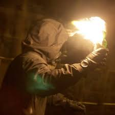 Propagar la autoorganización, la dignidad, el respeto y el mutuo apoyo. Propagar comunidades fuertes que muestren que no todo es mercancía, y hacerlo antes, durante y después de las llamas.

R