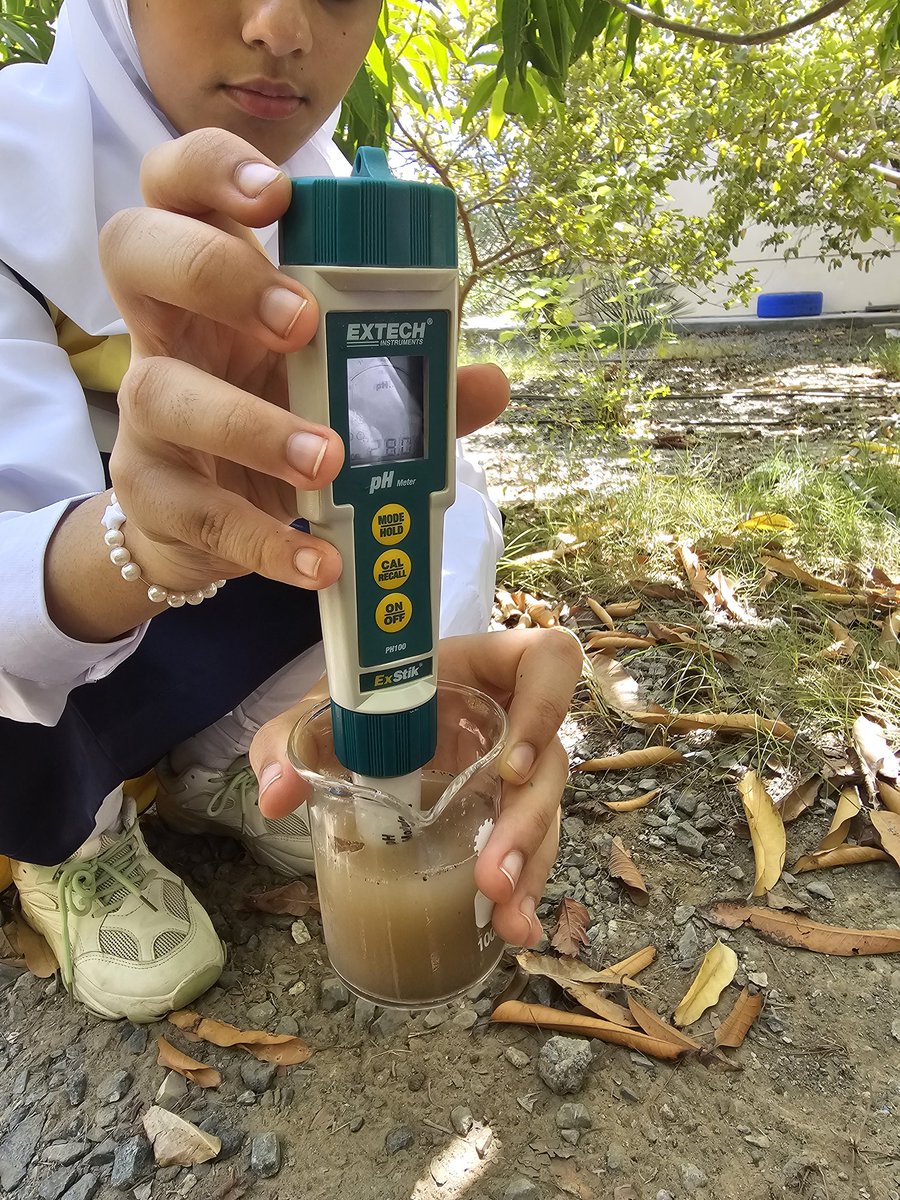 قام فريق GLOBE بالمدرسه باخذ بعض القراءات لمعرفة مدى حموضة التربه في مواقع مختلفه من المدرسه ...