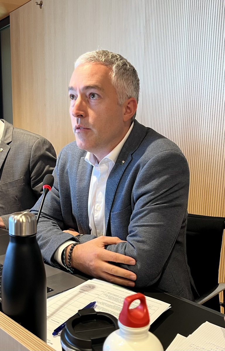 « Il nous faut un Plan Marshall de l’apprentissage et non discuter du nombre de tables et de chaises dans les Gymnases. » <a href="/ADemaurex/">Aurélien G. Demaurex</a> 
Les Vert’libéraux proposent de refuser le développement ininterrompu du nombre de Gymnases dans le canton de <a href="/EtatdeVaud/">Etat de Vaud</a>.
<a href="/CentrePatronal/">Centre Patronal</a>