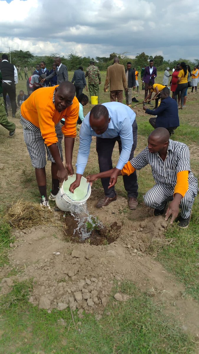 Ladies and Gentlemen it's another morning to remind you that doing the right thing is not wrong,. it's Tuesday again great vibe . Taking time with our prison brother to cake of our environment by planting trees 
Raila  Aoko Tugege  lamu  Tuesday Tirries