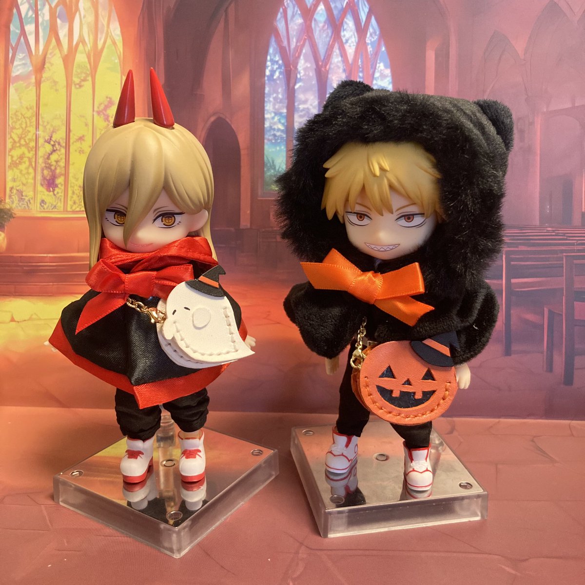 Subee227's tweet photo. カボチャバッグとおばけバッグでハロウィンコーデ🎃
ショルダーベルトは9.5cm
バッグはminneで販売中👻↓↓↓
https://t.co/kUSwN3k1LP
#ねんどろいどどーる #ねんどろいど
#ねんどろ #100均 #seria #ドール服 #ドールバッグ #Subee https://t.co/nIOXj4kpwI