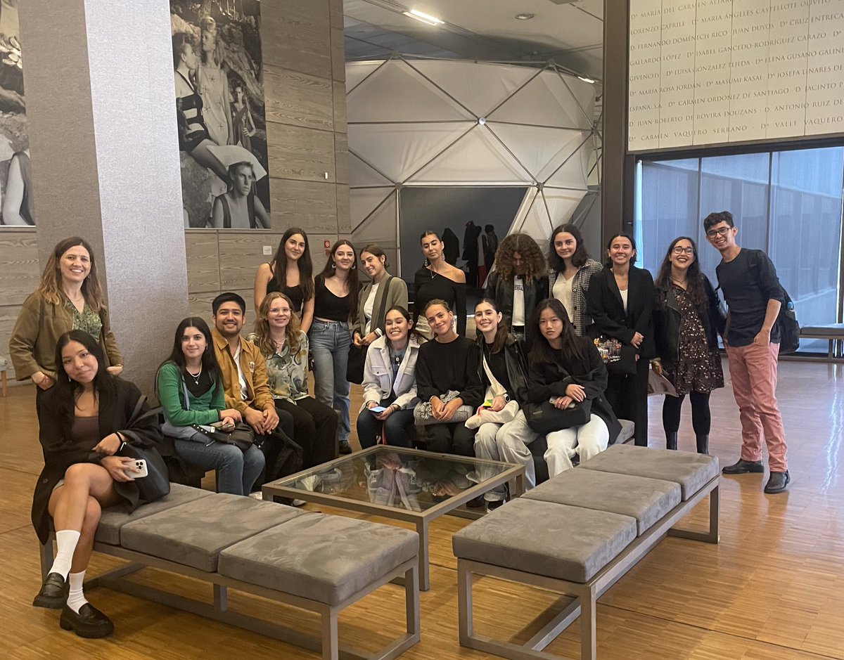 ¡Un gran grupo disfrutando de los museos!!  Con el Proyecto Innova, esta vez #moda y #medioscomunicacion <a href="/UCMccinf/">Facultad Ciencias Información</a> <a href="/OficinaRI_UCM/">UCM Global</a>  en el <a href="/MuseodelTraje/">Museo del Traje, Madrid</a> con <a href="/Carmen_Villaaar/">CARMEN 🌻🌵</a> y Ana Cardozo ☺️