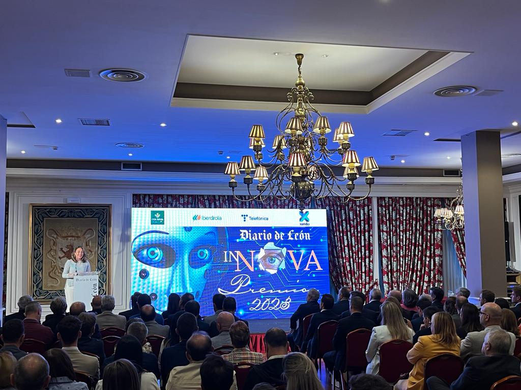 feleleon's tweet photo. 📍Anoche estuvimos en los Premios Innova de @diariodeleon
Trabajos excepcionales en el campo de la innovación e investigación en nuestra provincia
¡Enhorabuena! 🏆
#leonesp #PremiosInnova #innovación https://t.co/KfSN91vmZw