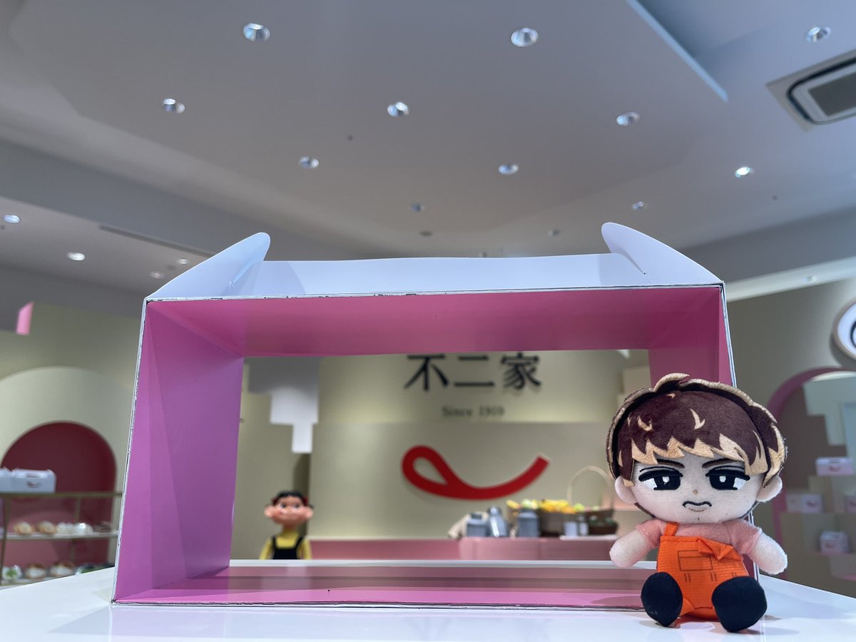 Jichanss's tweet photo. ☃️🧡✨แวะมาฟูจิยะเฟสละ ถึงโคจิจะอ่านไม่ออก แต่เราก็จะเขียน “สวัสดีโคจิ” 🤣🤣🤣 //ภาษาไทยในดงญี่ปุ่นน https://t.co/Q8rRj15m3k