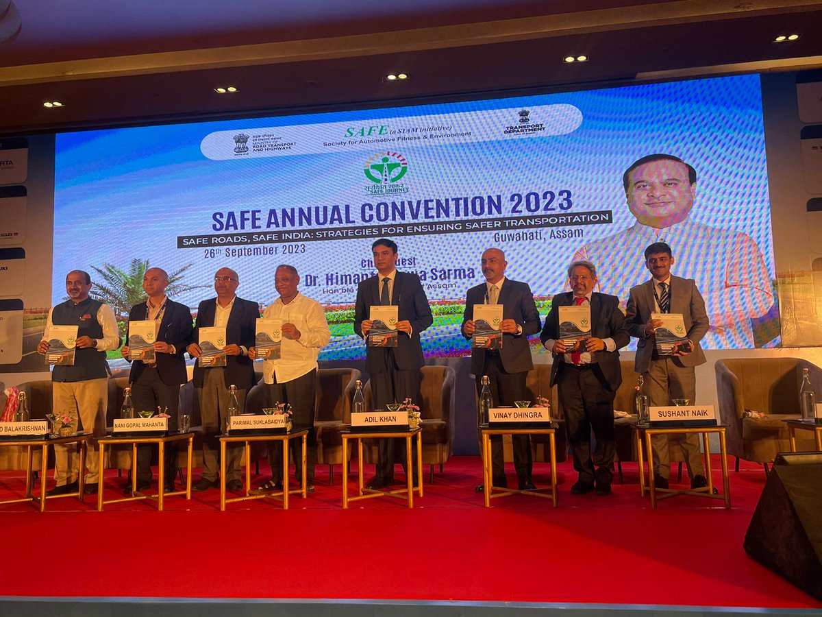 siamindia's tweet photo. At the Inaugural Session of SIAM’s SAFE Annual Convention 2023, the Dignitaries on the dais, unveiled the “SIAM SAFE Context Paper: Analysing India’s Imperatives on Road Safety”
#SAFEAC23 #BTNR #SurakshitSafar (SIAM’s safe journey initiative) https://t.co/chjw3ohtop