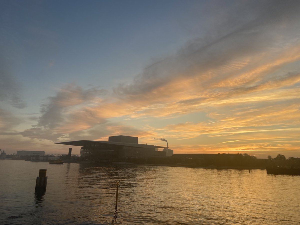 RebeccaJMGoss's tweet image. Beautiful morning for a 6am run around Copenhagen, with Turner-esque vibes…..
feeling ever so slightly stiff… must stretch more!