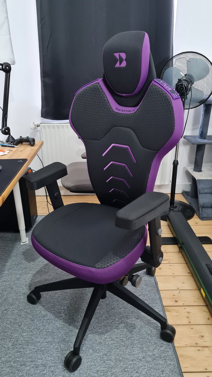 Einfach0lli's tweet image. Uhhhhh 😮
Da is er! Der neue #Backforce V Plus in lila! Habe mich jetzt schon verliebt 😍 

Jetzt nur noch den Schreibtisch in die richtige Höhe bringen und dann endlich entspannt arbeiten und zocken können :D 

Danke @Backforce_gg