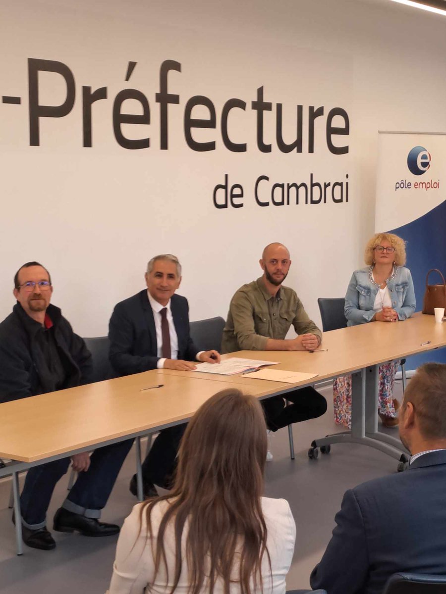 ✍️Ce matin a eu lieu la signature des Emplois Francs à la sous-préfecture de Cambrai pour les métiers de la restauration 🧑‍🍳
5 CDI signés parce que nos quartiers ont du talent