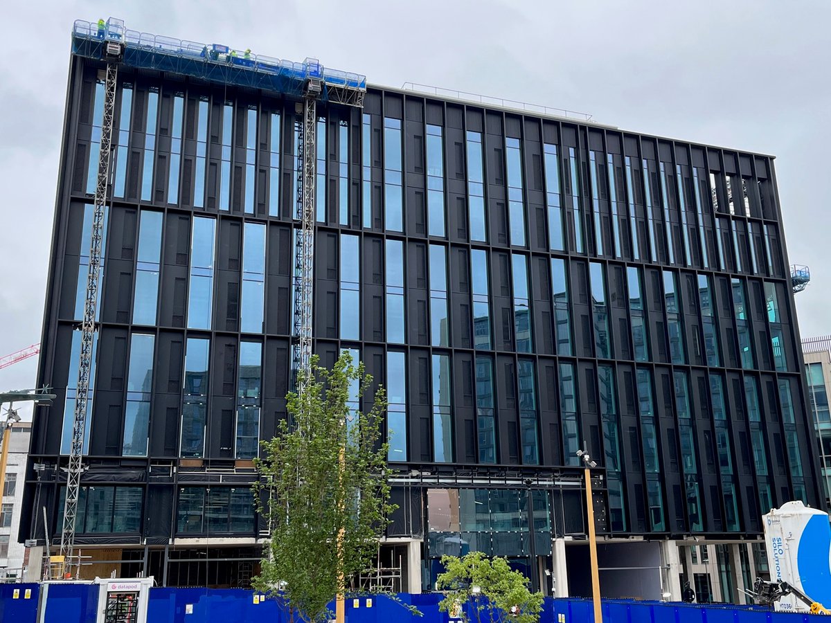 Sheff_HoC2's tweet photo. Elshaw House, @Sheff_HoC2's zero carbon-ready office block, has achieved an “excellent” five-star NABERS rating. Putting it in the top 1% of office buildings in the UK ⭐️⭐️⭐️⭐️⭐️

Read more: https://t.co/rBoFcdKWxQ

@SheffCouncil @QberryRE https://t.co/YjcZidMWsU