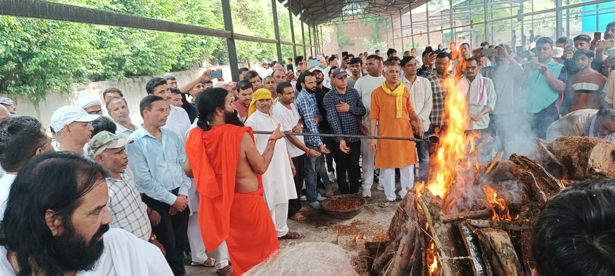 yogrishiramdev's tweet photo. अत्यंत दुखद-
प्रमुख समाजसेवी व पतंजलि योगपीठ हरिद्वार के 30 वर्षों से अनन्य सहयोगी श्री कृष्णवीर शर्मा जी के स्वर्गवास पर फरीदाबाद में परिजनों को सांत्वना तथा श्री कृष्णवीर शर्मा जी को अंत्येष्टि संस्कार में अंतिम विदाई देते हुए- https://t.co/V2xdHm6gjU