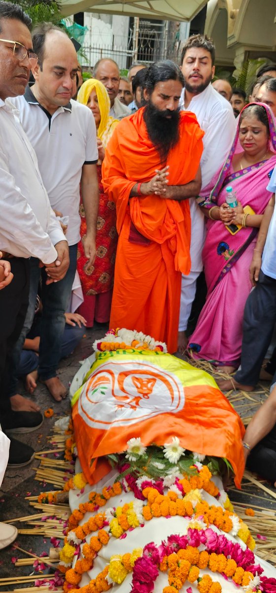 अत्यंत दुखद-
प्रमुख समाजसेवी व पतंजलि योगपीठ हरिद्वार के 30 वर्षों से अनन्य सहयोगी श्री कृष्णवीर शर्मा जी के स्वर्गवास पर फरीदाबाद में परिजनों को सांत्वना तथा श्री कृष्णवीर शर्मा जी को अंत्येष्टि संस्कार में अंतिम विदाई देते हुए-