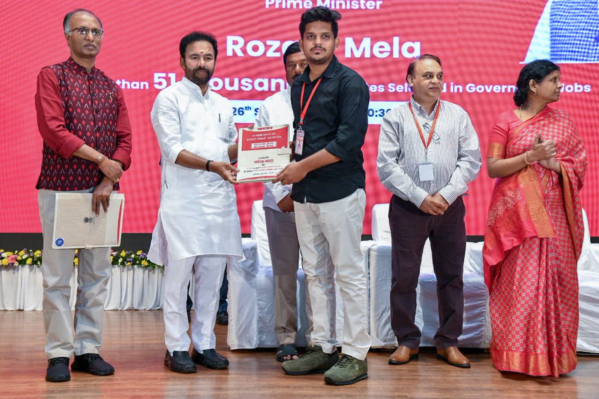 Highlighting the growth in GDP &amp; record investments in the country, the Hon’ble PM reiterated the importance of the next 25 years of #AmritKaal for the country and the new recruits, and further encouraged them to give the highest priority to teamwork.

#RozgarMela