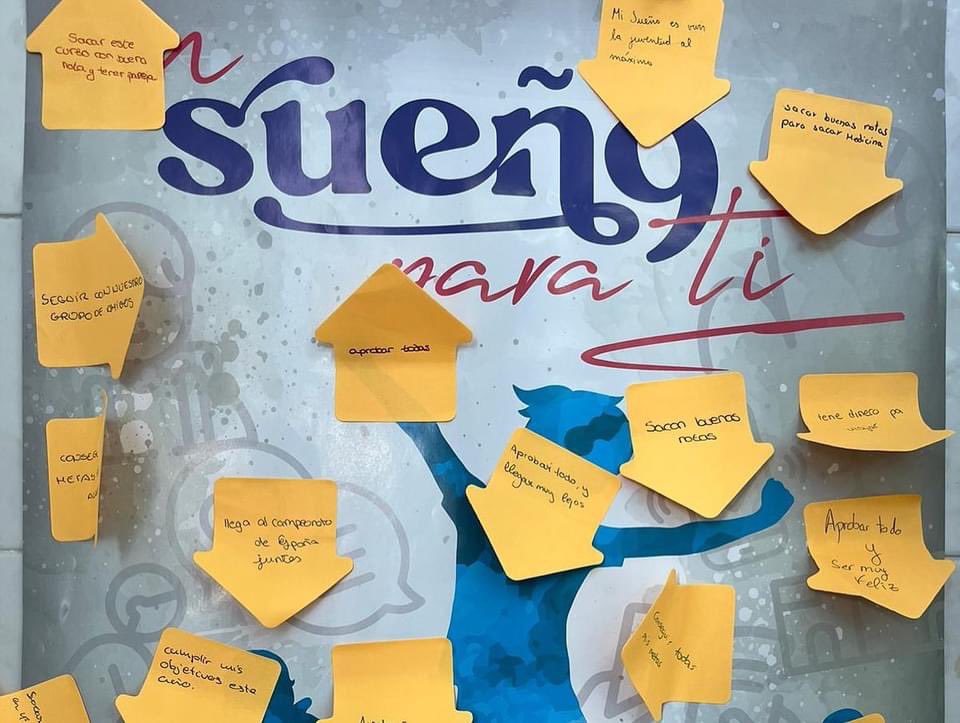 Ayer por la mañana fuimos a saludar a Mª Auxiliadora y, junto a ella, hemos dedicado un ratito a soñar, soñar como Don Bosco soñó, a lo grande. Y lo hemos escrito porque no queremos perderlo de vista durante todo el curso.