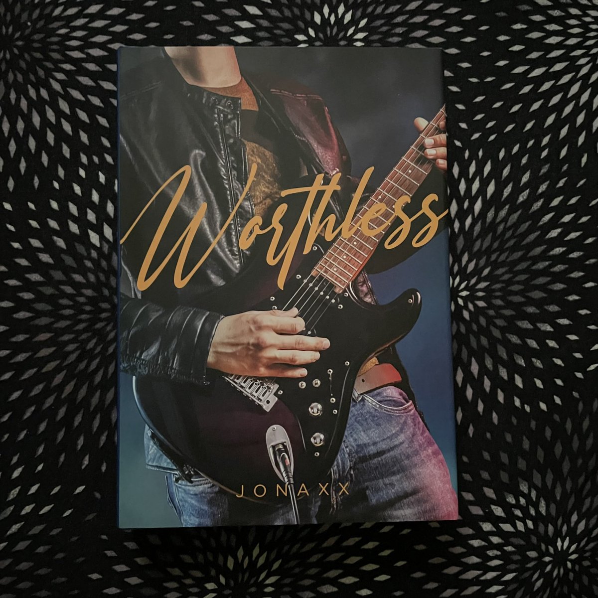 hannatellax's tweet photo. ⭐️ GIVEAWAY ⭐️

2 winners of WORTHLESS and 1 winner of TRAINING TO LOVE (Hardbound)

Mechanics:

•must be a JSL fan
•must be following me
•rt and like this tweet
•will use rt picker for winners 

GA ends on Saturday, September 30 at 11PM 🤎 claiming time will be 5 min https://t.co/iGBMxe2QfW