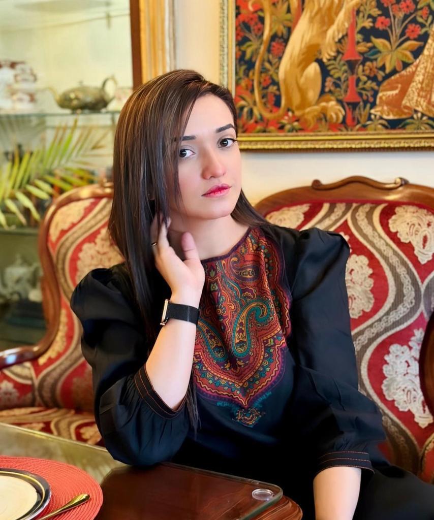 بچپن میں تمہاری لڑائیاں میں لڑتی تھی 

ایک دفعہ تو تمہاری وجہ سے ایک لڑکی کی ناک بھی توڑ دی تھی۔۔۔

سب کہتے تھے بہنا ڈرپوک ہے تم بہادر ہو لیکن تم نے ہم سب کو غلط ثابت کر دیا

میں صرف تمہاری لڑائی لڑتی تھی تم قوم کی جنگ لڑ رہی ہو

مجھے فخر ہے تم پر۔۔۔!!!