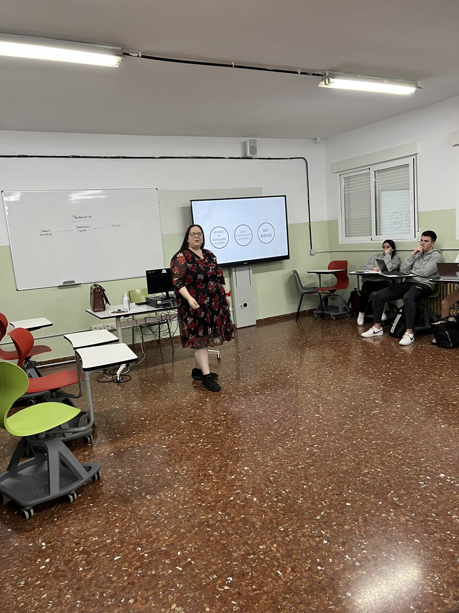 Segunda charla de <a href="/SelenneMoon/">Selenne Moon</a> hablando de la creación de un #Blog personal para el alumnado de #CyACartuja #FP #Comunicación 
#1AF <a href="/iescartuja/">IES Cartuja</a>