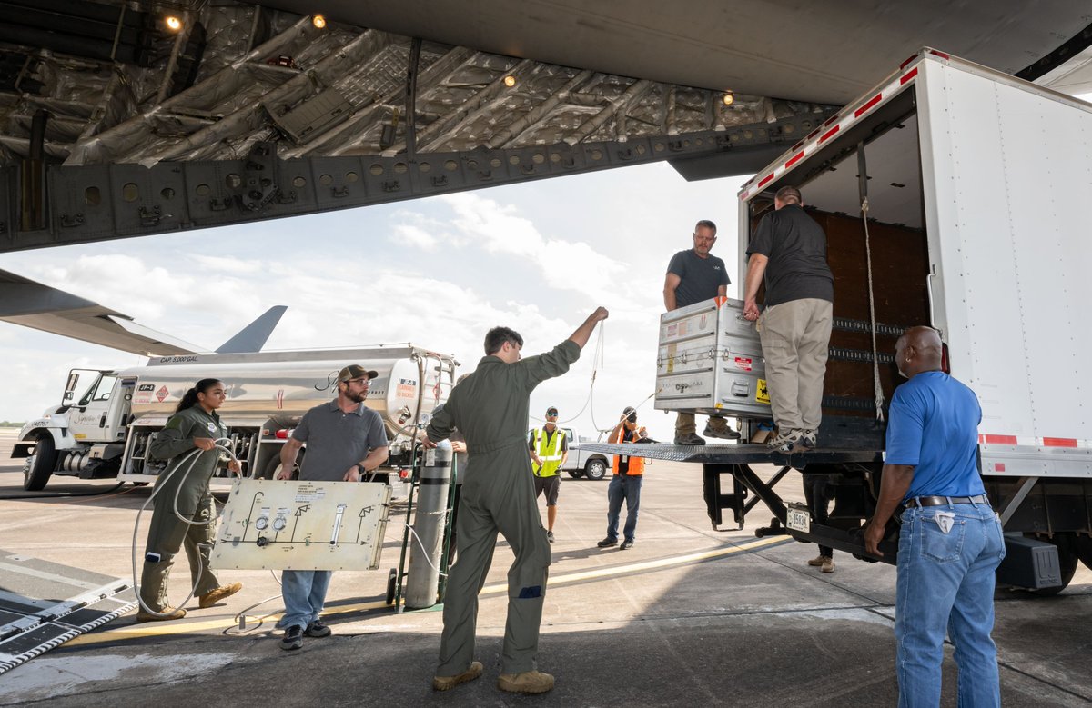bizjetsofwar's tweet photo. A very special payload for this USAF (🇺🇸) C-17 yesterday: the transport aircraft transported the OSIRIS-REx asteroid sample from the Utah Test and Training Range to the NASA Johnson facility.

RCH347 // 99-0166 // #AE080C https://t.co/613fCUhl0U