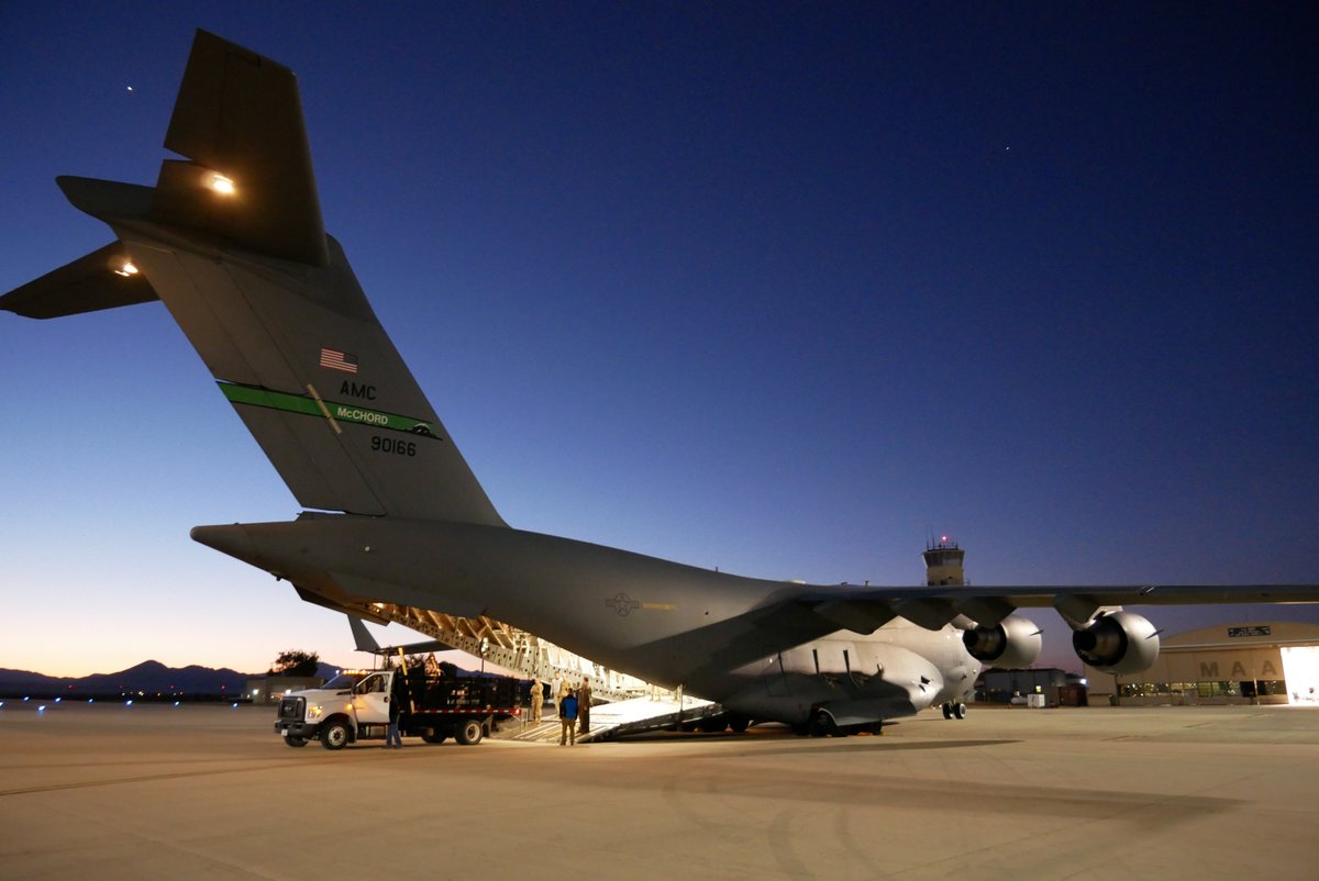 bizjetsofwar's tweet photo. A very special payload for this USAF (🇺🇸) C-17 yesterday: the transport aircraft transported the OSIRIS-REx asteroid sample from the Utah Test and Training Range to the NASA Johnson facility.

RCH347 // 99-0166 // #AE080C https://t.co/613fCUhl0U