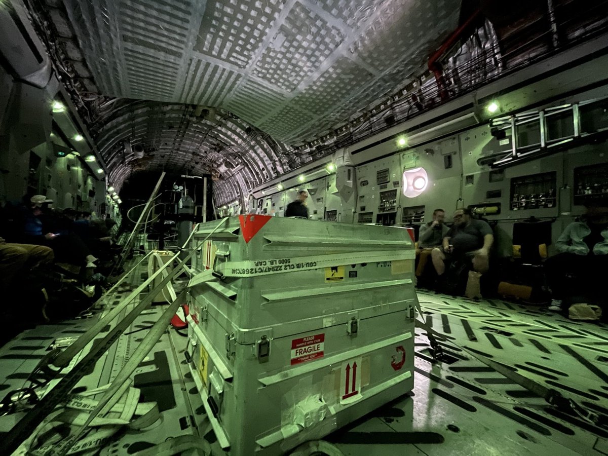 bizjetsofwar's tweet photo. A very special payload for this USAF (🇺🇸) C-17 yesterday: the transport aircraft transported the OSIRIS-REx asteroid sample from the Utah Test and Training Range to the NASA Johnson facility.

RCH347 // 99-0166 // #AE080C https://t.co/613fCUhl0U