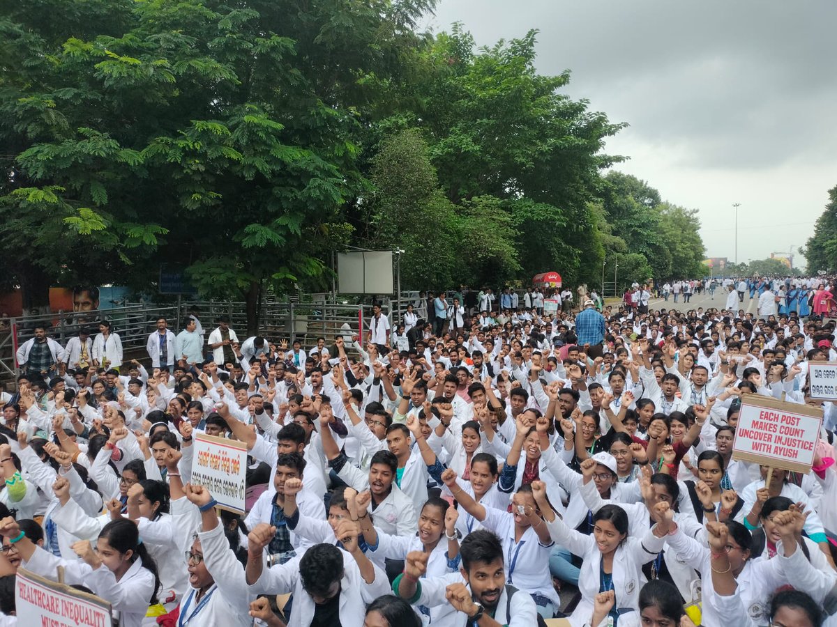 pranab909's tweet photo. #JusticeForAyush 
Ayush students of 7 colleges on lower PMG.@CMO_Odisha @MoSarkar5T @HFWOdisha @moayush @GovernorOdisha @kanak_news @otvnews @PIBAYUSH @PIBBhubaneswar https://t.co/HO4E2dn9CL
