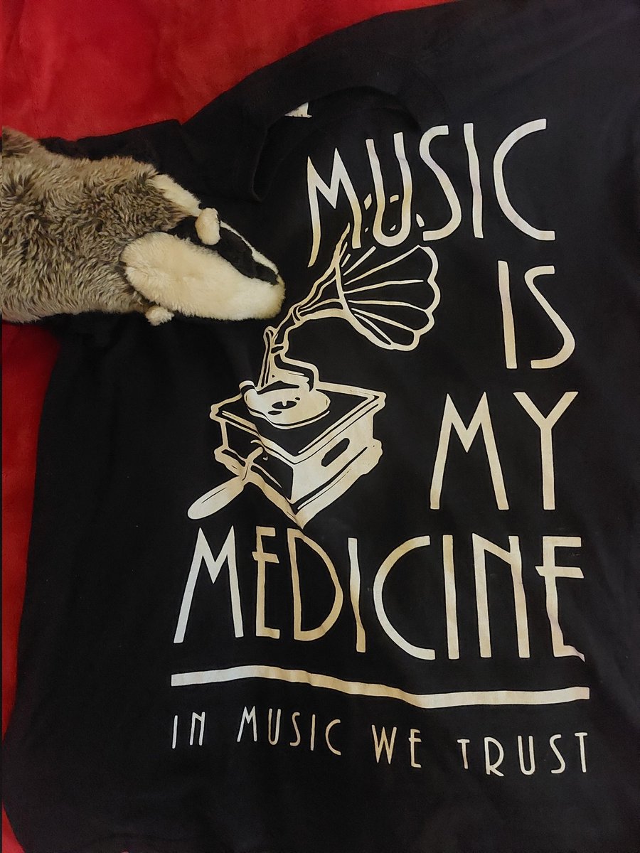 In music we trust.
#tuesdayvibe 
#musicismymedicine 
#tshirt