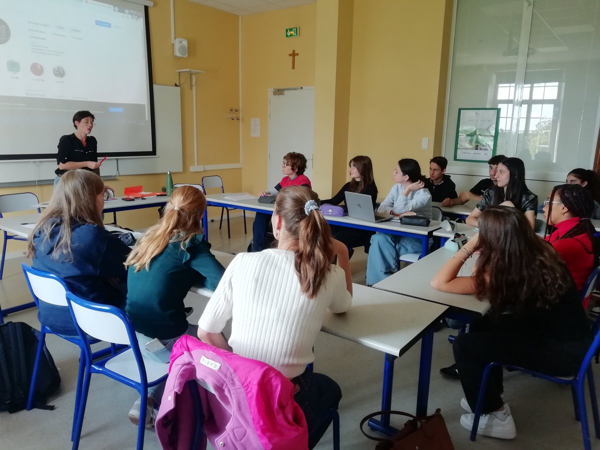 lamalgrange's tweet photo. 📰🗞️Bel échange vendredi entre @CaroleOudot , journaliste de l'Est Républicain et la nouvelle rédaction du journal des lycéens du Malgrangien. Ligne éditoriale, nouveaux formats journalistiques, idées de sujets étaient au cœur de la rencontre. https://t.co/PwoIjyskc3