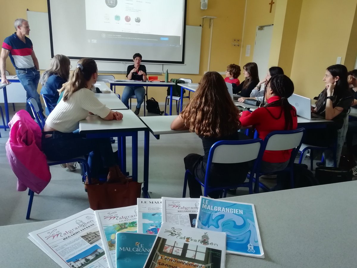 lamalgrange's tweet photo. 📰🗞️Bel échange vendredi entre @CaroleOudot , journaliste de l'Est Républicain et la nouvelle rédaction du journal des lycéens du Malgrangien. Ligne éditoriale, nouveaux formats journalistiques, idées de sujets étaient au cœur de la rencontre. https://t.co/PwoIjyskc3