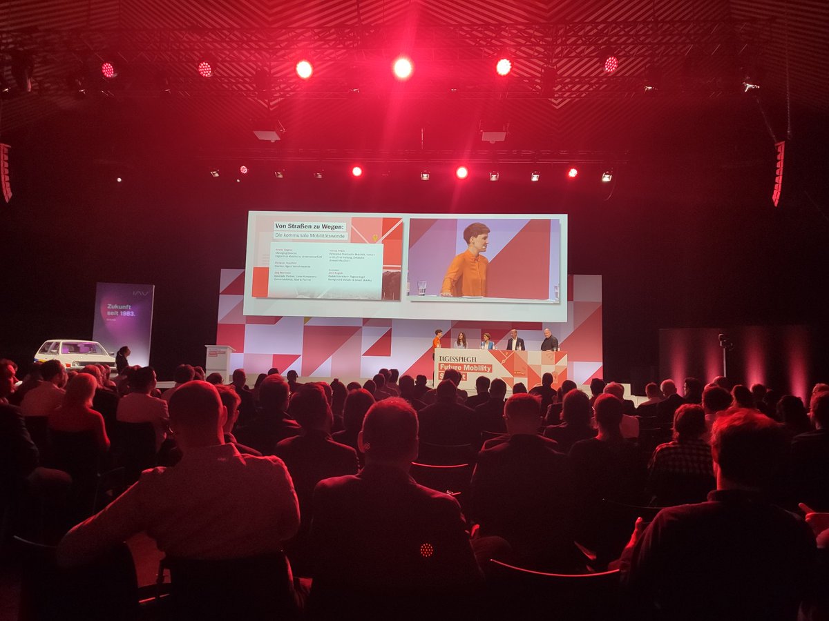 MarieAndTheSea's tweet photo. Beim #FutureMobilitySummit des @Tagesspiegel sagt Jörg Niemann @agoraverkehr zur kommunalen Verkehrswende: "Es kommt darauf an, dass jetzt einige Städte mutig vorangehen, auch wenn sie sich dann mal eine blutige Nase holen, wenn sie juristisch zurückgepfiffen werden. https://t.co/dgYUHD0CmY