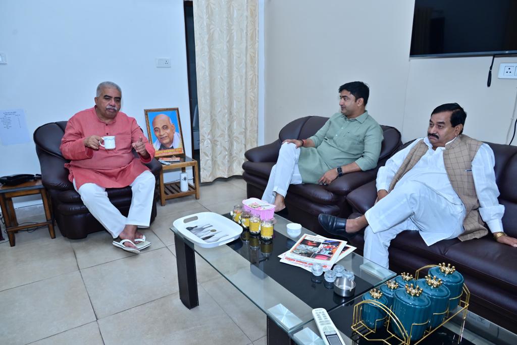 RakeshSachan_'s tweet photo. लखनऊ आवास पर आज मा• विधायक श्री अभिजीत सिंह सांगा जी, पूर्व मंत्री श्री अयोध्या प्रसाद पाल जी, पूर्व जिलाध्यक्ष भाजपा कानपुर देहात श्री राहुल देव अग्निहोत्री जी, ब्लॉक प्रमुख मलासा श्री स्वतंत्र पासवान जी आदि लोगों से भेंट की। https://t.co/eOOyedLD22