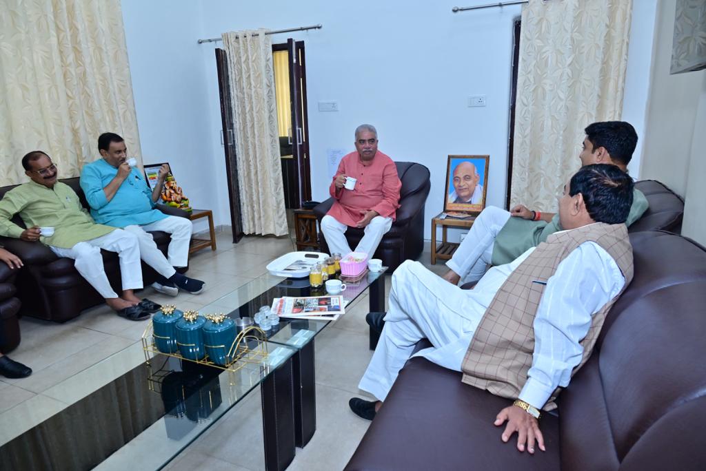RakeshSachan_'s tweet photo. लखनऊ आवास पर आज मा• विधायक श्री अभिजीत सिंह सांगा जी, पूर्व मंत्री श्री अयोध्या प्रसाद पाल जी, पूर्व जिलाध्यक्ष भाजपा कानपुर देहात श्री राहुल देव अग्निहोत्री जी, ब्लॉक प्रमुख मलासा श्री स्वतंत्र पासवान जी आदि लोगों से भेंट की। https://t.co/eOOyedLD22