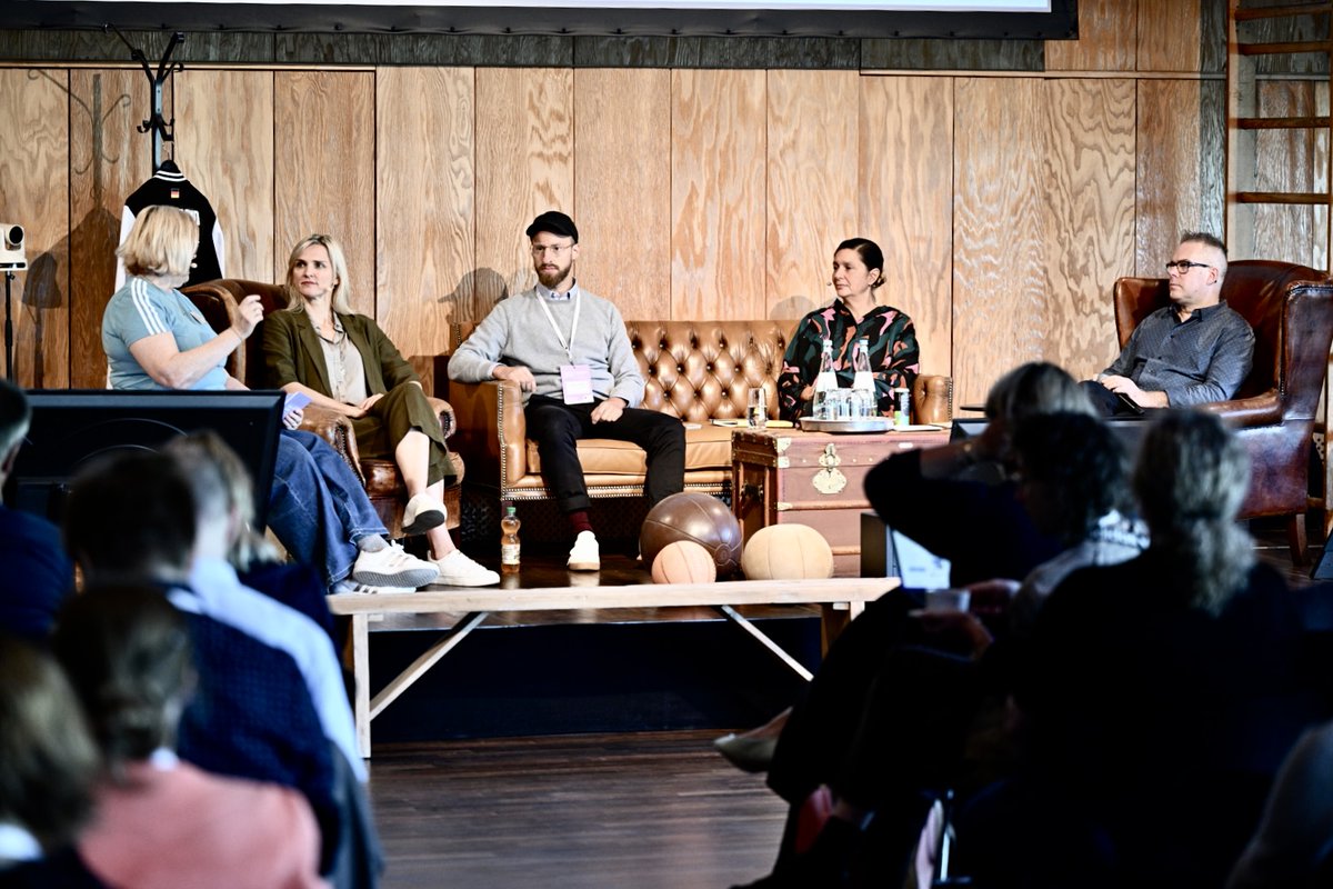 🧐"Wir müssen die eigene #Brille absetzen, um einschätzen zu können, was das #Publikum eigentlich will. Unsere Brille ist unsere Brille, und sie verhindert, zu sehen, wie andere sehen." -Melanie Lauer
#digitalespublikum #digitalculturesummit #fitfuersdigitale #pausanioakademie