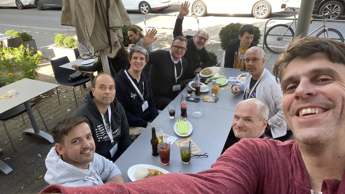 stuffmc's tweet photo. War schön mit @vieuxrenard und andere devs bei der #macoun zu sein. Hoffe du bist doch nicht so “Vieux” :) und schon (wie es sich gehört) mit #SwiftUI unterwegs ;-) Alex und Gernot sind vermutlich nicht mehr auf Twitter. Bin auch meistens nur noch auf https://t.co/xOCCYZZek5. https://t.co/1YLggkrp9Q