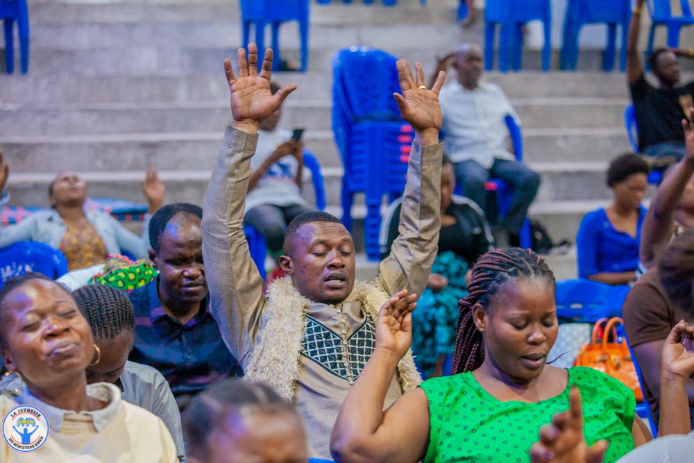 DuJeunesse's tweet image. #VEILLÉE_DE_JEUNES
~~~~~~~~~~~~~
#EXHORTATION

 "La prière est une puissance qui chasse le diable et l'empêche d'accomplir sa mission dans notre vie."

#EV_PAPY_MALEKAMA

#LUNDI_25_SEPT_2023
#AU_MIN_AMEN🕎🇨🇩facebook.com/10006945614465…