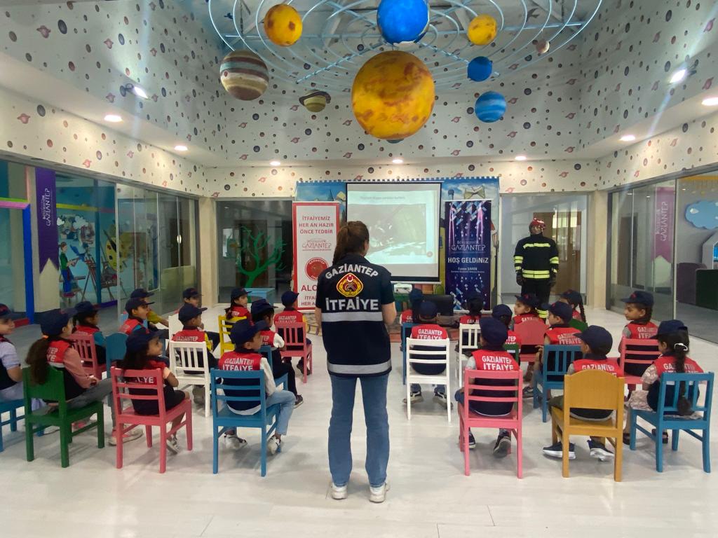 gbbitfaiye (@gbbitfaiye) on Twitter photo 🚨🧑🚒 İtfaiyecilik Haftası etkinlikleri kapsamında Hasan Celal Güzel Millet Bahçesi'nde, Mehmet Akif İlkokulu öğrencilerine meslek tanıtımı ve yangın anında doğru davranış şekilleri hakkında eğitim verildi.🔥
<a href="/GaziantepBeld/">Gaziantep Büyükşehir</a> <a href="/FatmaSahin/">Fatma Şahin</a> <a href="/gbbsosyal/">Kadın Aile Ve Sosyal Hizmetler Daire Başkanlığı</a> 🚨🧑🚒 İtfaiyecilik Haftası etkinlikleri kapsamında Hasan Celal Güzel Millet Bahçesi'nde, Mehmet Akif İlkokulu öğrencilerine meslek tanıtımı ve yangın anında doğru davranış şekilleri hakkında eğitim verildi.🔥
<a href="/GaziantepBeld/">Gaziantep Büyükşehir</a> <a href="/FatmaSahin/">Fatma Şahin</a> <a href="/gbbsosyal/">Kadın Aile Ve Sosyal Hizmetler Daire Başkanlığı</a>