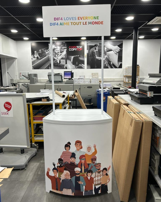 copy_top's tweet photo. Un comptoir d'accueil ou de promotion peut transformer votre stand lors d'un salon. La preuve en image ! Rendez-vous en agence ou sur notre site pour communiquer en grand format - https://t.co/Btpf9BMD1h https://t.co/wfxxlbrX0F