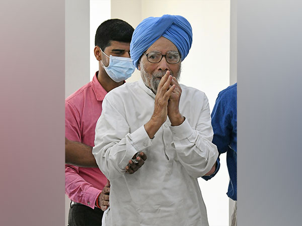 ANI's tweet photo. Prime Minister Narendra Modi spoke on the phone with former PM Manmohan Singh today and wished him on his birthday.

(file photos) https://t.co/a3ij47hohK