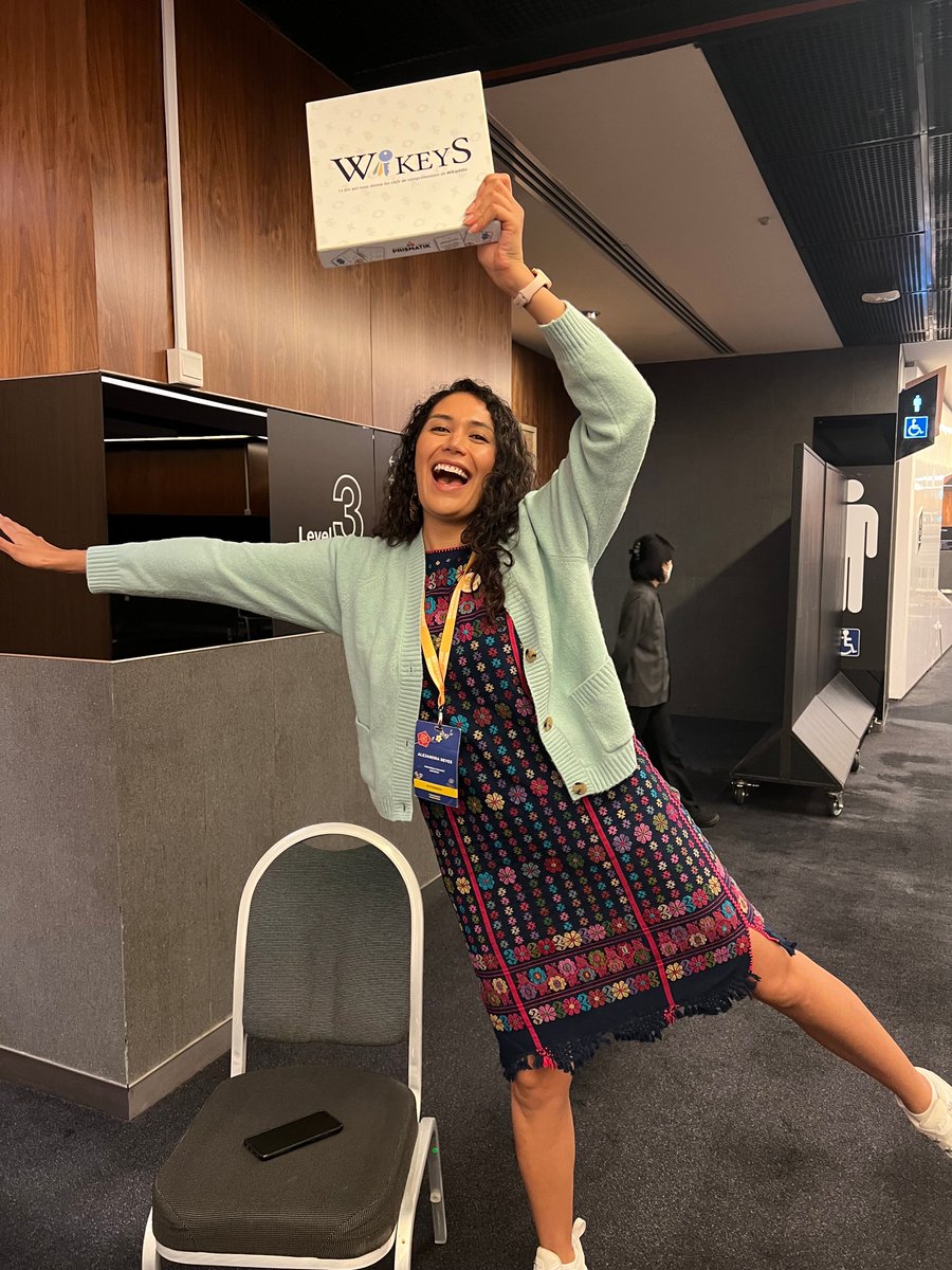 _AlejandraFr's tweet photo. J'ai eu l'occasion de participer pour la première fois à la #Wikimania2023 à Singapour et ce fut une expérience incroyable de discuter avec des bénévoles du monde entier 💙 https://t.co/Cuh0edVFNG