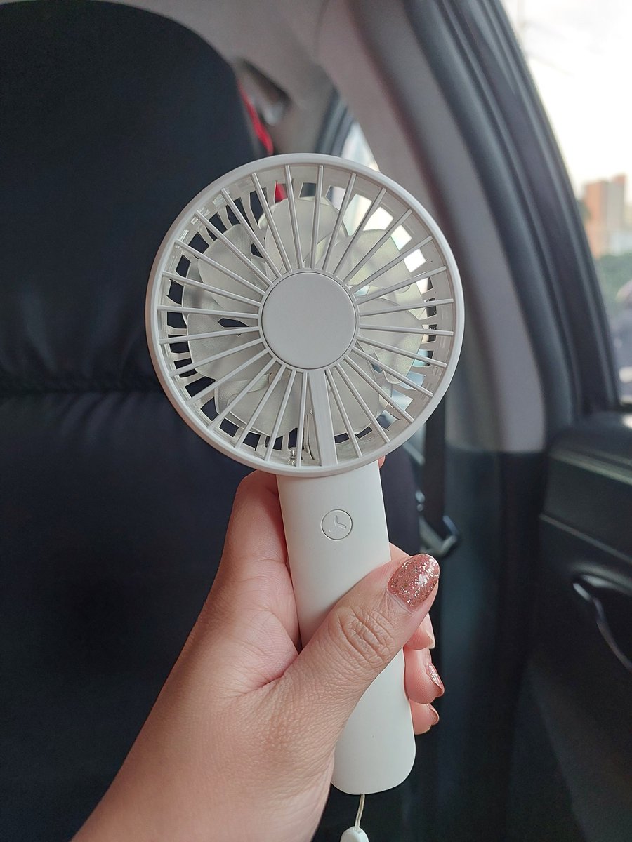 ohjo_sama's tweet photo. favorite concert weapon: a double-bladed portable fan https://t.co/h1zR2xbbAT