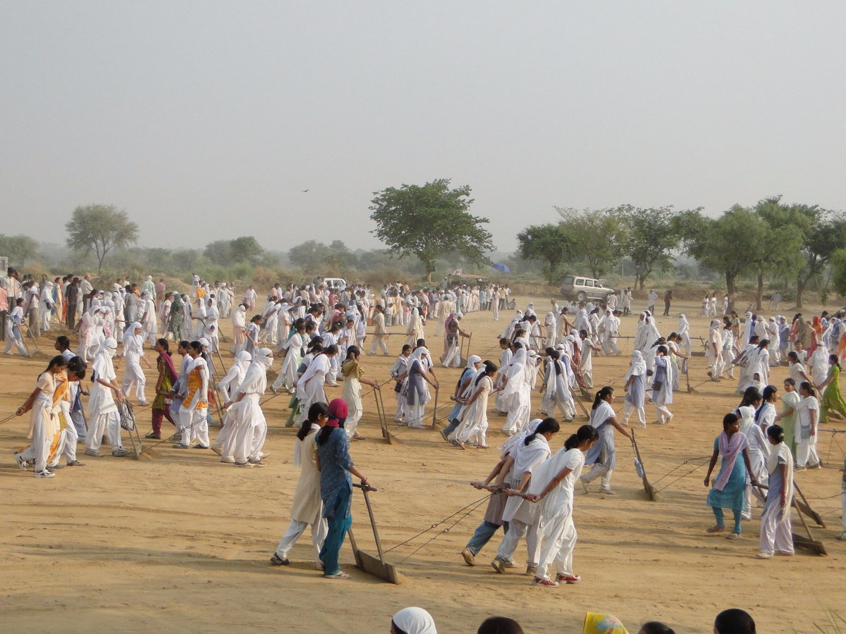 SigmaSixQV's tweet photo. @narendramodi, @myogiadityanath, will we allow Builder and Sand mafia to destroy the #Dayalbagh way of life?

#Dayalbagh Educational Institute girl students bonding with the land. #Conservation #Education #Environment #Sustainability #Agriculture https://t.co/8z3dZdxc7C