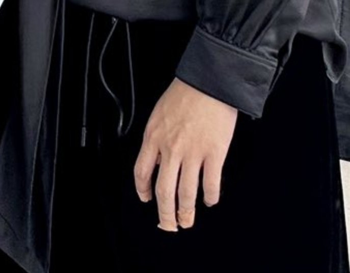 원진아 손이 왜 그래요...