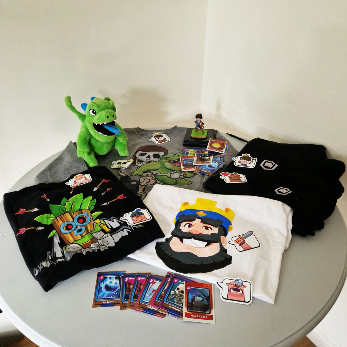 Cyrus3v's tweet image. When you're part of an incredible studio (@axisstudiosgrp), collaborating with super talented artists and working alongside cool clients (@supercell), you end up with some pretty awesome swag. 😎 Thanks for the goodies!

#axisstudios #supercell #ClashRoyale