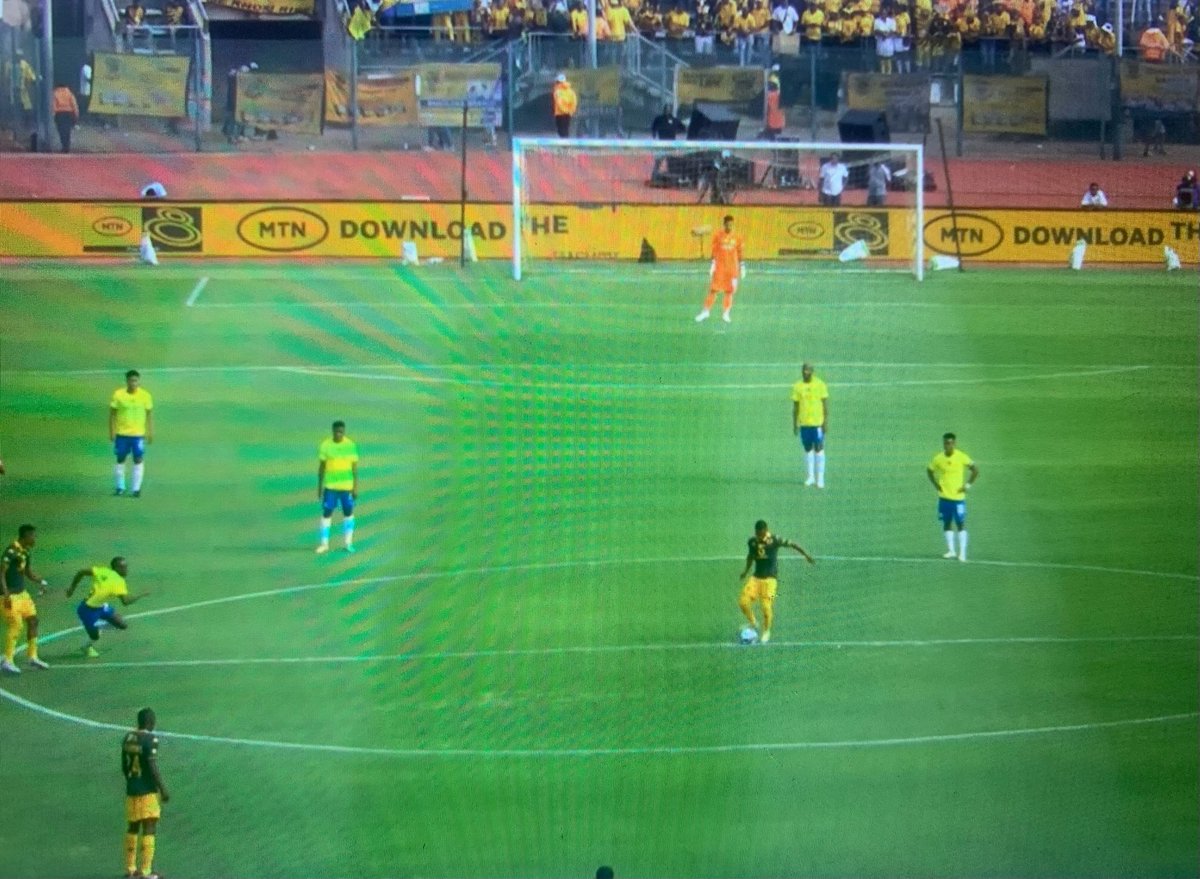 iDiskiTimes's tweet photo. 𝗪𝗥𝗢𝗡𝗚 𝗖𝗔𝗟𝗟𝗦❗

Ace Ncobo's verdict on the #MTN8 semi-final:

- Shalulile inside centre circle (no goal Downs)
- Mokoena pulled Castillo (penalty Chiefs)
- Maseko kicked Mdantsane (penalty Chiefs)

Full story: https://t.co/SUMQs5Qqsa https://t.co/yFda6wA8uy