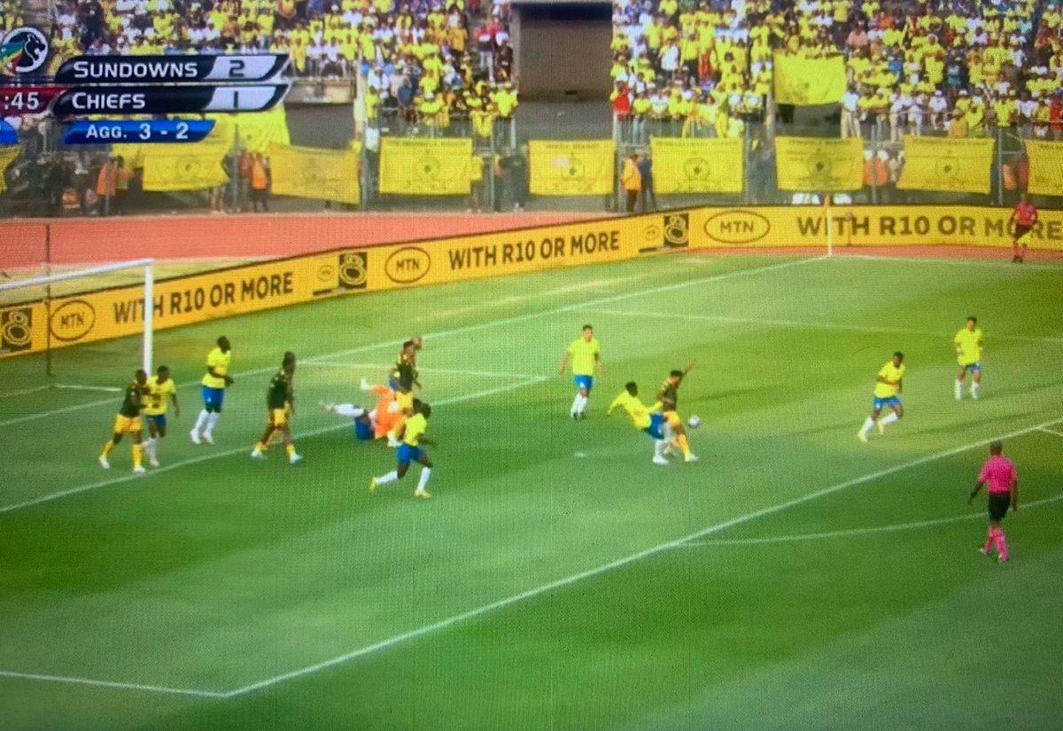 iDiskiTimes's tweet photo. 𝗪𝗥𝗢𝗡𝗚 𝗖𝗔𝗟𝗟𝗦❗

Ace Ncobo's verdict on the #MTN8 semi-final:

- Shalulile inside centre circle (no goal Downs)
- Mokoena pulled Castillo (penalty Chiefs)
- Maseko kicked Mdantsane (penalty Chiefs)

Full story: https://t.co/SUMQs5Qqsa https://t.co/yFda6wA8uy