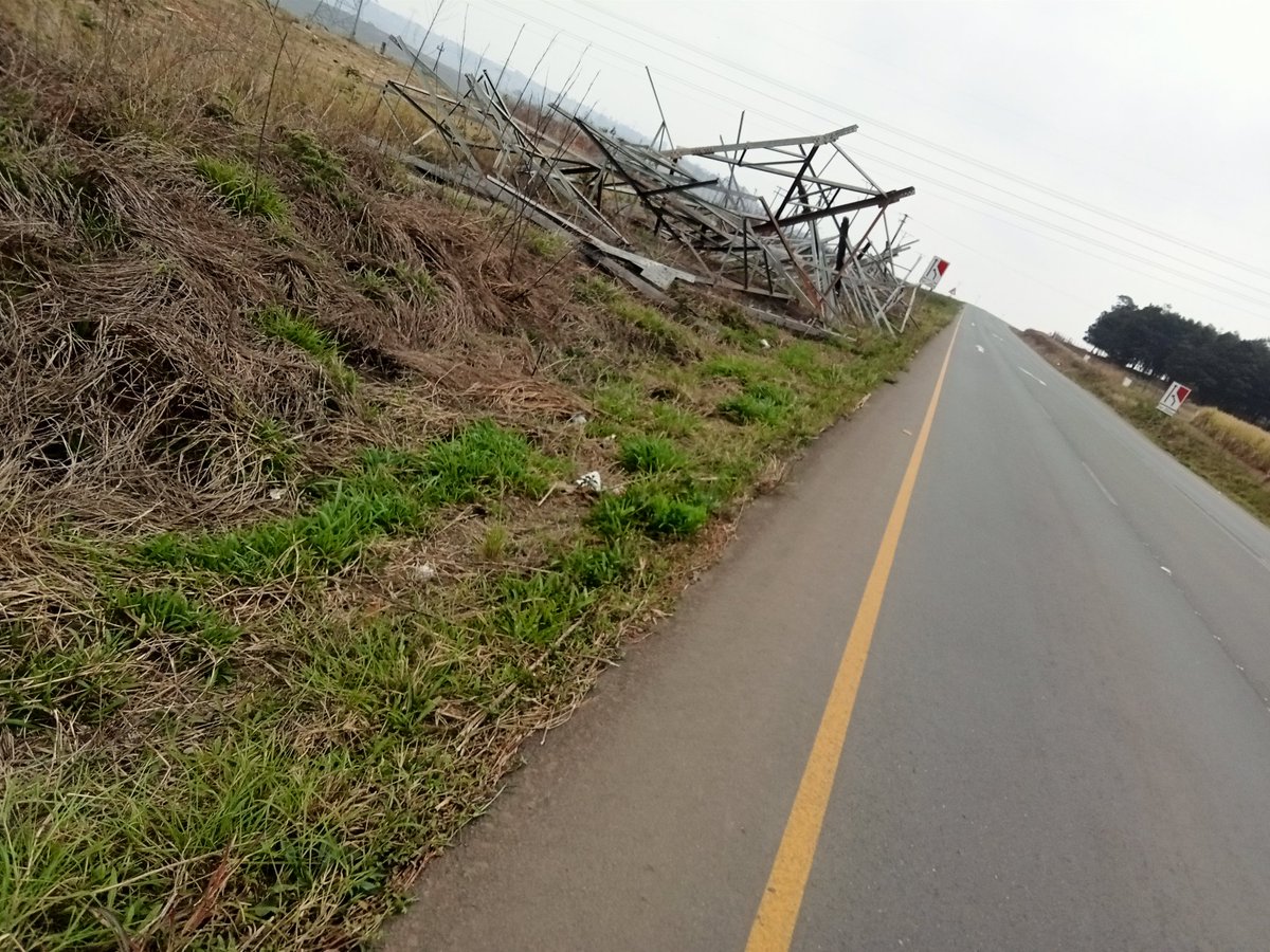 NxelePatrick's tweet photo. @ayandamsweli46 
@department of transport
@department of energy
@ukhozi_fm 

Baba ngwenga ngithi ake ngivele  lezinsimbi ezazala emgwaqeni @R56 e thorn ville next yo Mo's livestock
Ziyawifaka sawoti esilondeni ngwenya
One kyobondwa kuyekwe laphaya https://t.co/9FwvAv9MmE