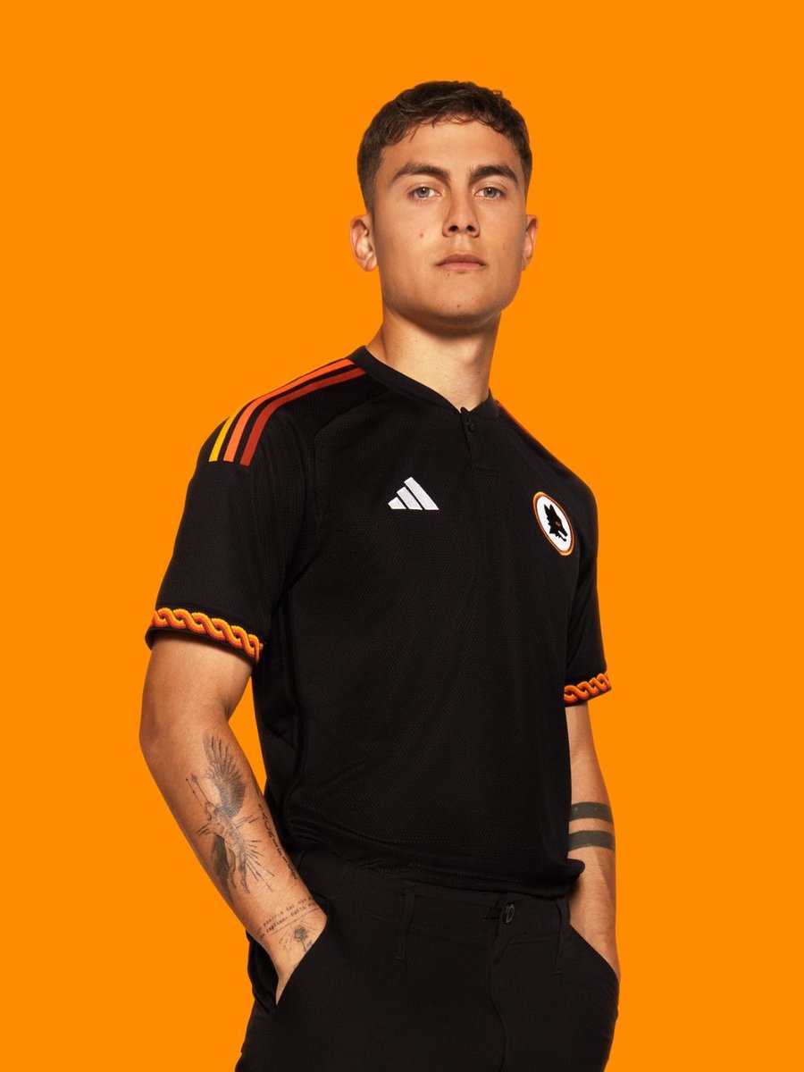 idextratime's tweet photo. ✅ RESMI : AS Roma memperkenalkan jersey ketiga mereka untuk musim ini. ⚫🟠

Gimana? 😲

#ExtraTimeKitsNews https://t.co/fpbWeA7vTW