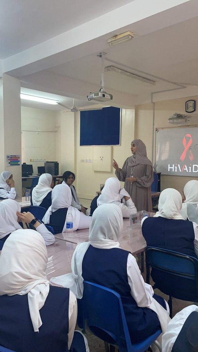 في إطار حرص السلطنة لمكافحة مرض نقص المناعة المكتسبة (الإيدز)، نظمت شفيقة البطاشية ممرضة المدرسة وبالتعاون مع وزارة الصحة محاضرة توعوية للطالبات عن مرض نقص المناعة المكتسبة من تقديم الممرضة الأولى جليلة النعمانية .
#فعاليات_تعليمية_مسقط 
#مدارسنا_مستقبل_واعد
@eduactivemct