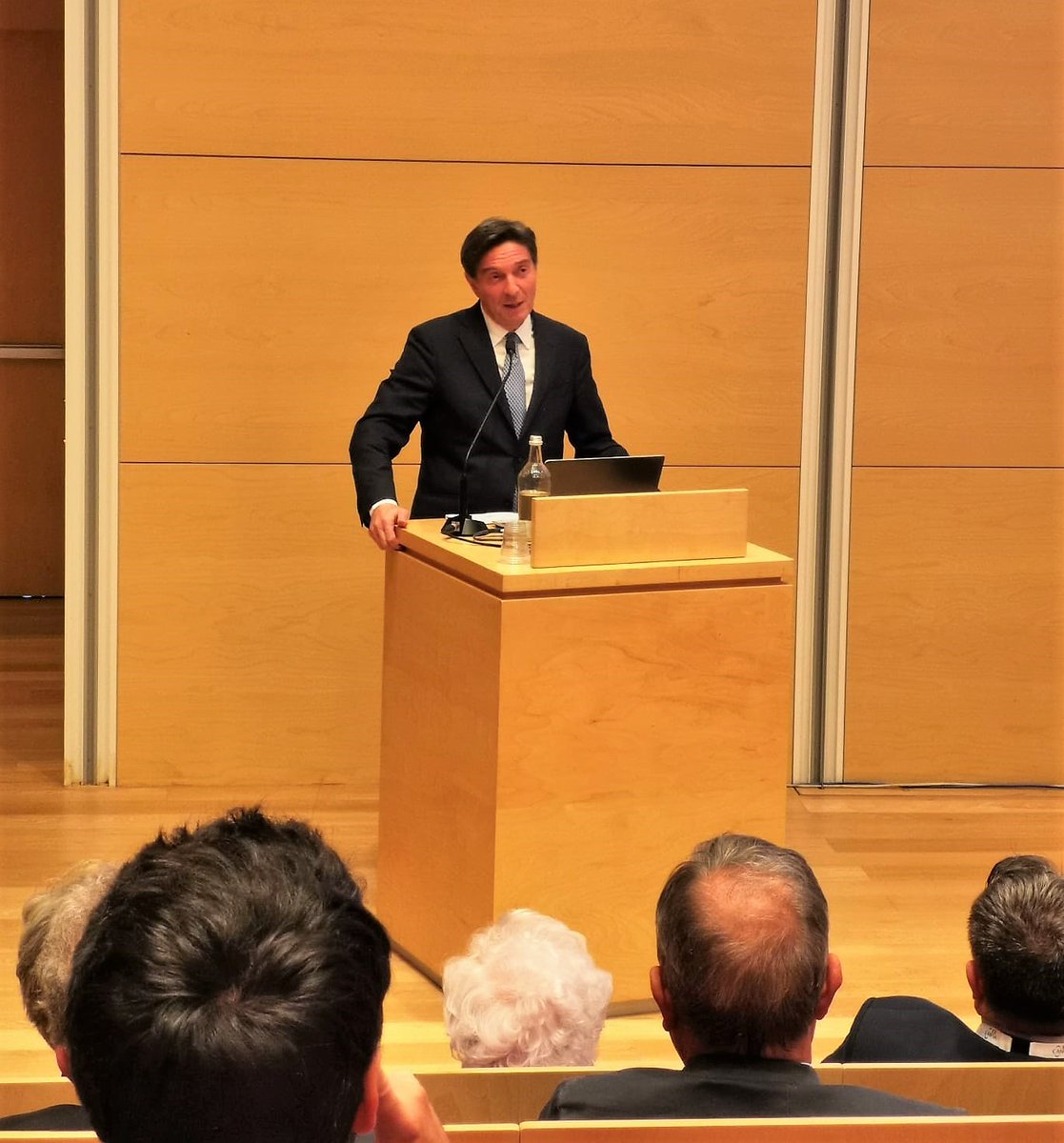 ANFIA_it's tweet photo. #ANFIAAftermarket40
Nel suo saluto introduttivo, #RobertoVavassori, Presidente #ANFIA, ha ricordato i principali dossier europei di interesse della #componentistica #automotive, #aftermarket incluso, e le sfide che attendono la filiera, a partire da una transizione intelligente https://t.co/vMyaU34eFs